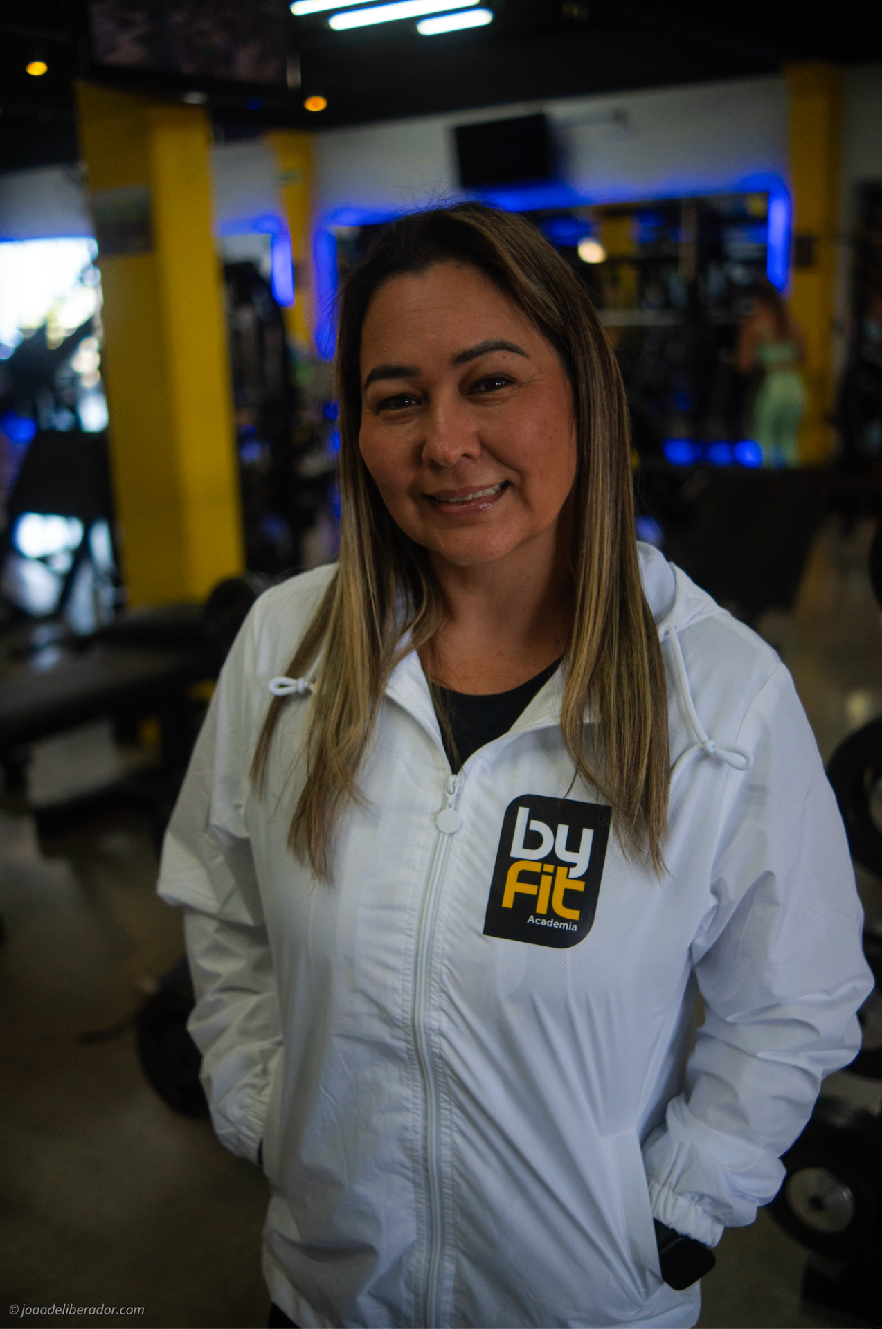Profissional da equipe By Fit em ambiente real da academia