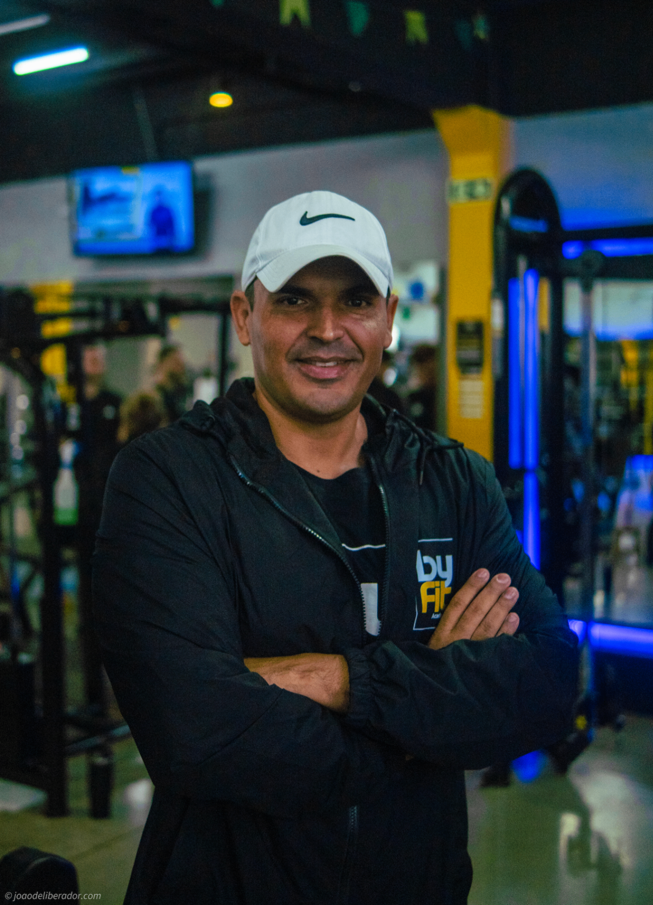 Profissional da equipe By Fit em ambiente real da academia