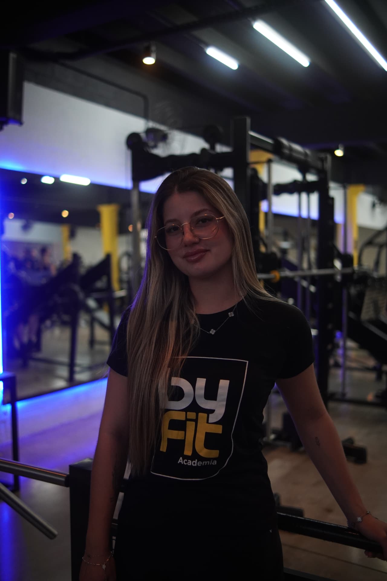 Profissional da equipe By Fit em ambiente real da academia