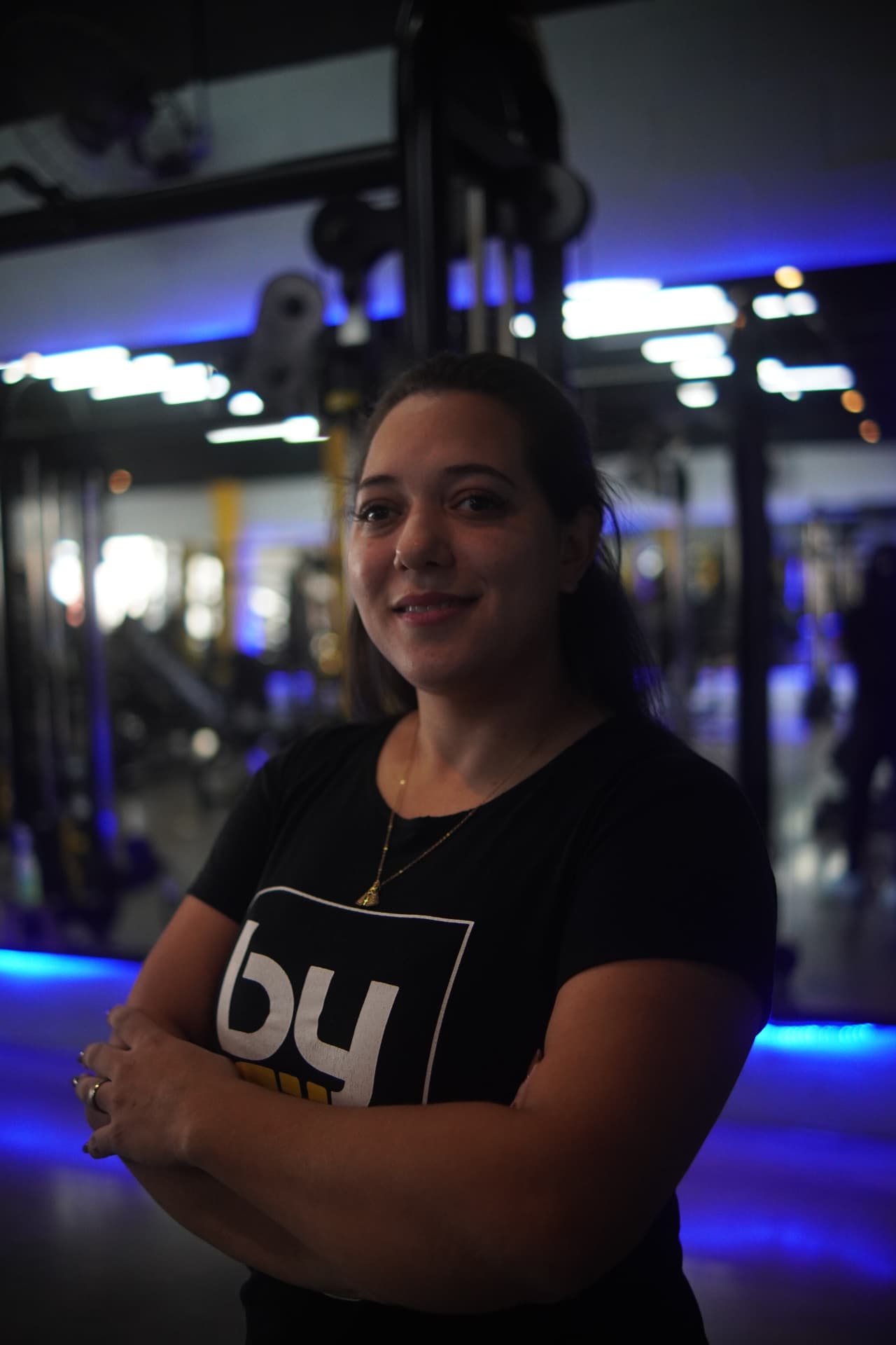 Profissional da equipe By Fit em ambiente real da academia