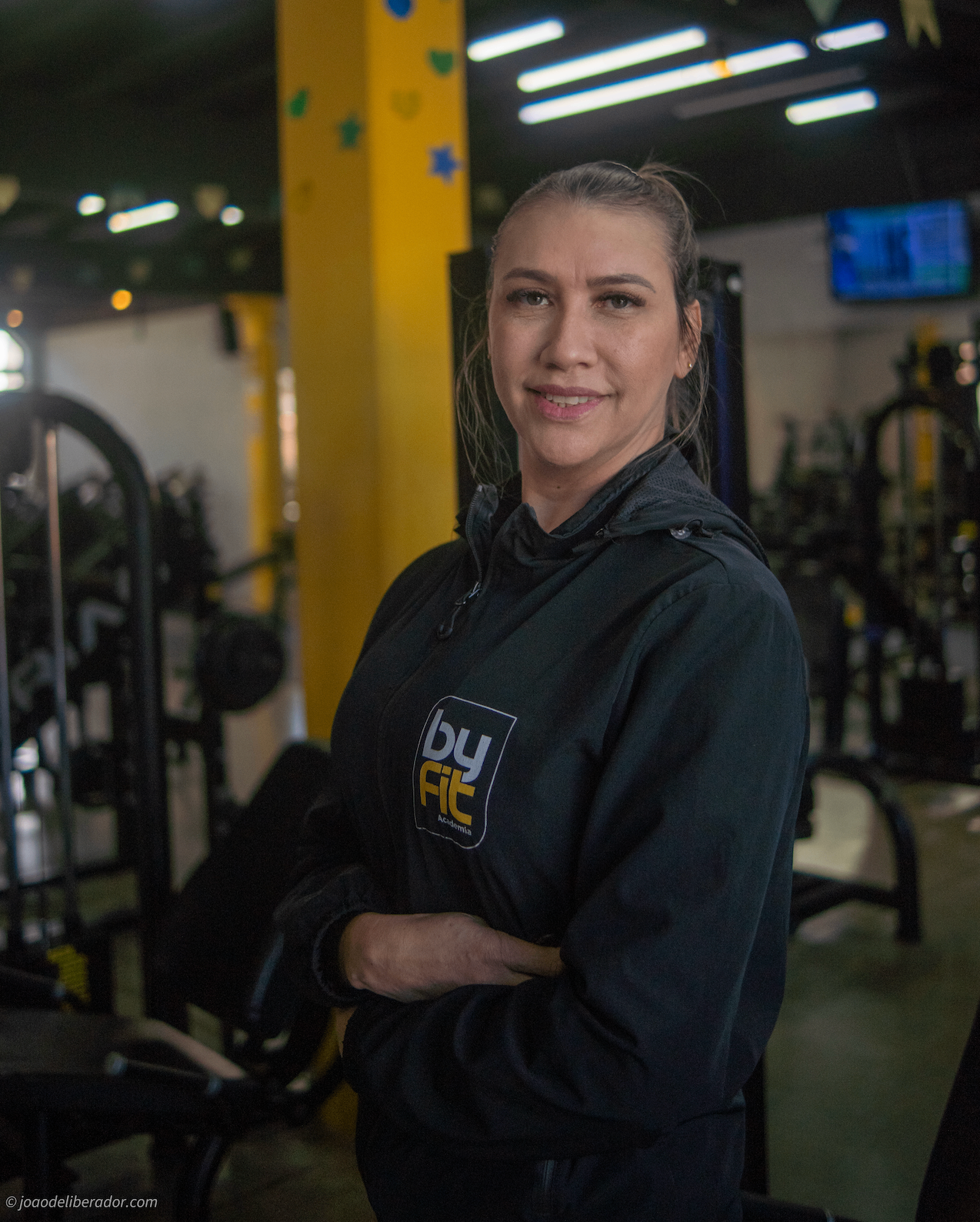 Profissional da equipe By Fit em ambiente real da academia