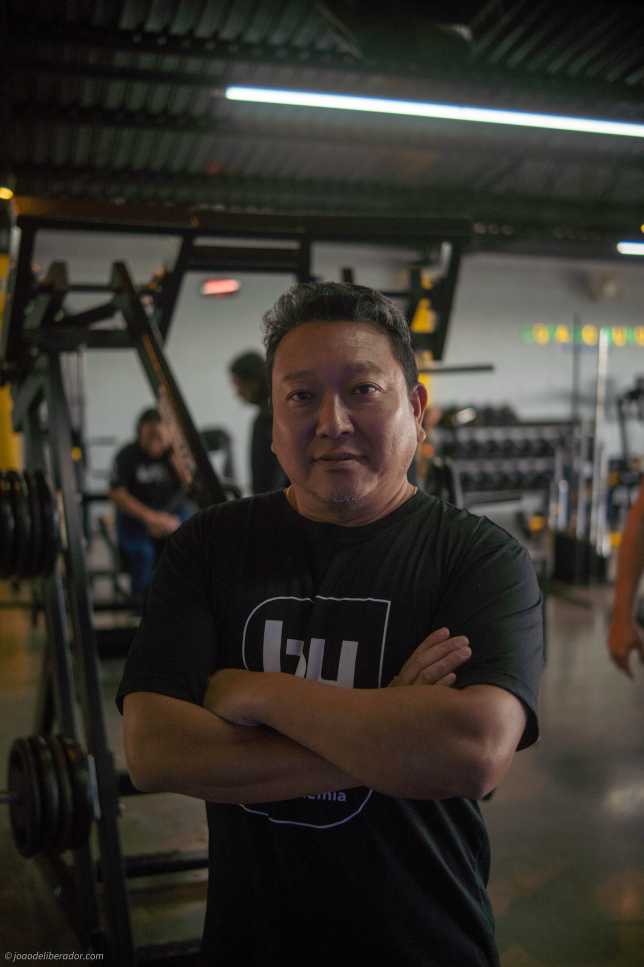 Profissional da equipe By Fit em ambiente real da academia